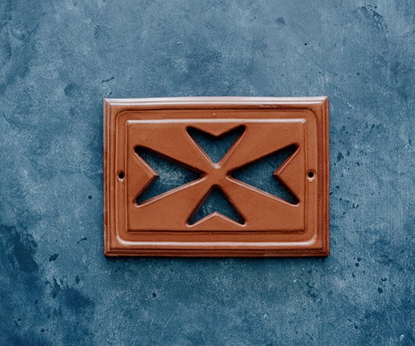 POTTERY VENT MALTESE CROSS 16.3cm X 23cm TERRACOTTA 1298
