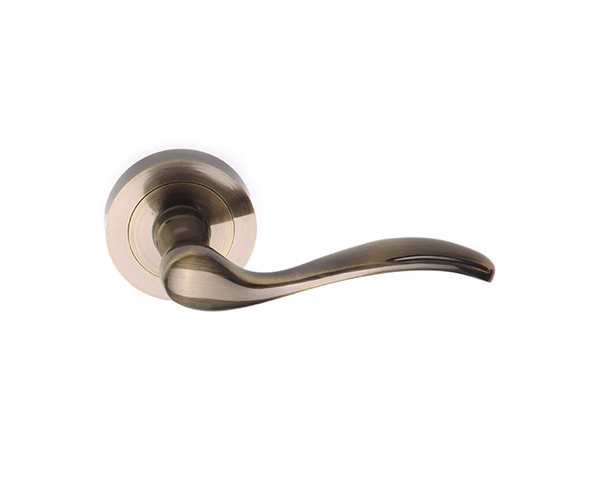 PAIR DOOR HANDLE ZAMAK – POLISHED BRONZE W/ROSETTE {OVAL KEY HOLE} HERRA R-3001-C